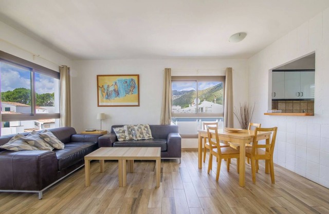 Pine Walk adjacent, 3rd floor apartment (with lift)WIFI beach 2 min great views.