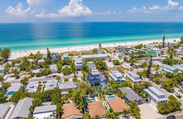 Pineapple Paradise! 1 block to Beach access!