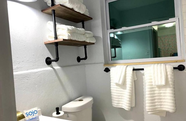 Pineapple Shores Retro Inn 5