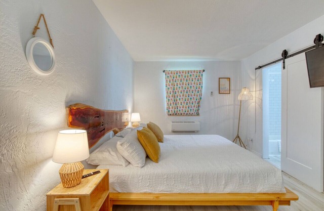 Pineapple Shores Retro Motel 10