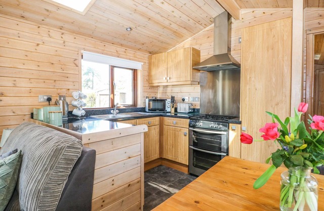 PINECONE CABIN, pet friendly, with pool in Godshill, Hampshire