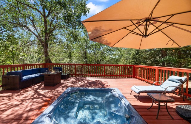 Pinecone Ridge - Hot Tub, Walk to Slopes, Multiple Decks, Foosball