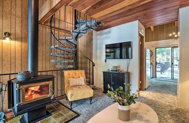 Pinecrest Retreat with Fireplace!