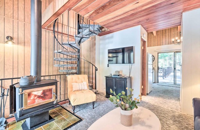 Pinecrest Retreat with Fireplace!