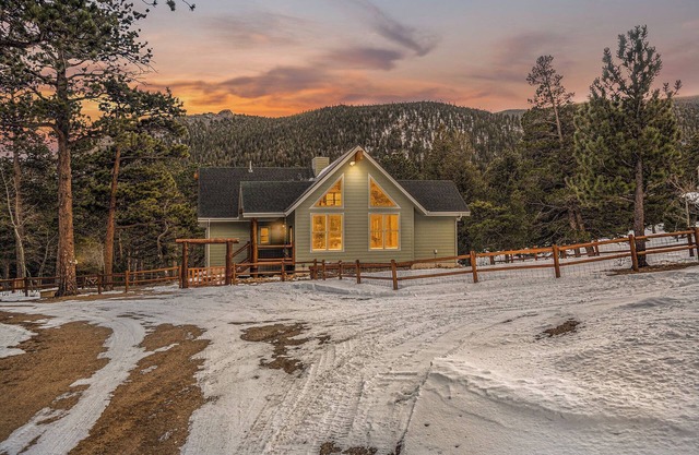 Pines & Peaks Cabin | 10 min to RMNP | Hot tub