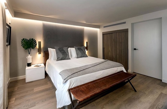 Pines Signature King Room at La Jolla Cove Hotel