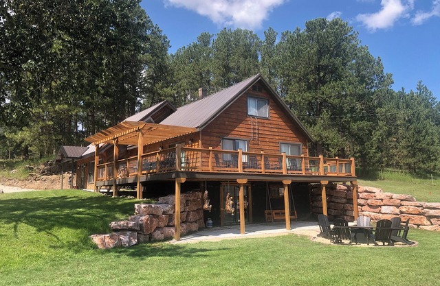 Pinetree Cabin - 4 king beds, stunning views