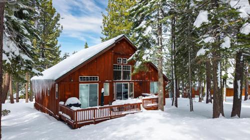 Pinewood Lodge by AvantStay Cozy Cabin Near Ski Resorts Hiking