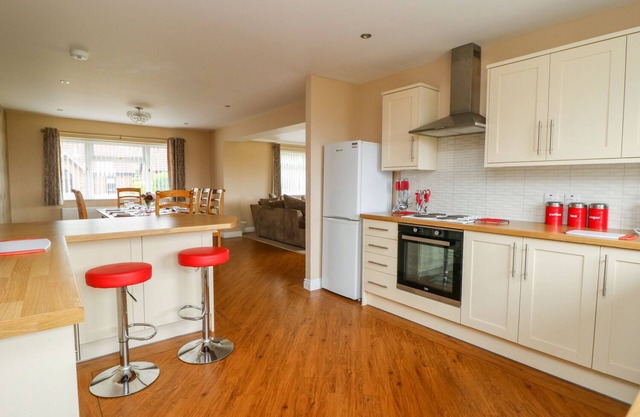 PINFOLD VIEW, pet friendly, with a garden in Seaton