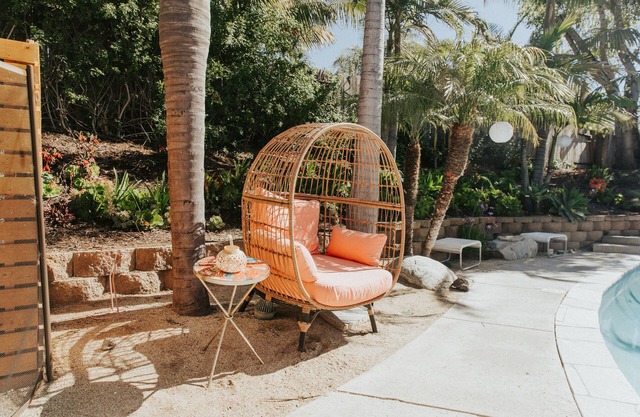 Pink Paradise Inn - 5 BR Fun Retro Home w/Pool