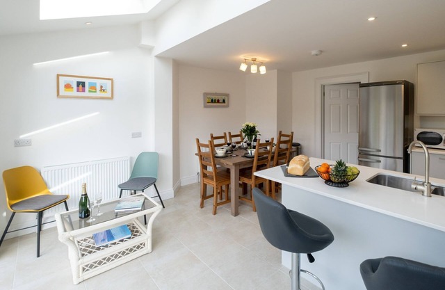 Pinky Cottage - sleeps 6 guests in 3 bedrooms