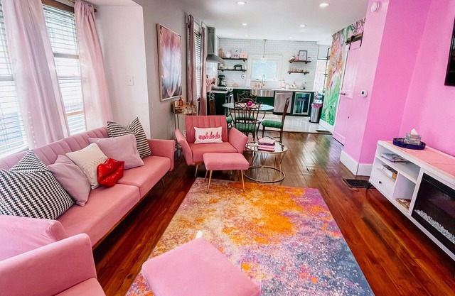 Pinky’s Cottage-central location,fullnKitchen, fun theme!
