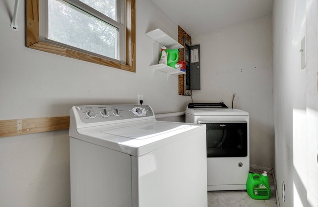 Pinnacle Point~ 2min to Pinnacle Mtn, Deck, Pond View, Spacious