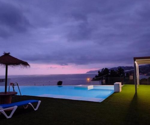 Piso de lujo en la playa de un pueblo de Granada con piscina infiniti, yacuzzi en la piscina, tumbonas privadas y mucho más