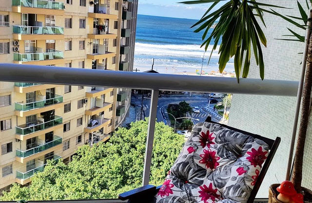 Pitangueiras balcony with sea view, wifi, garage and beach service
