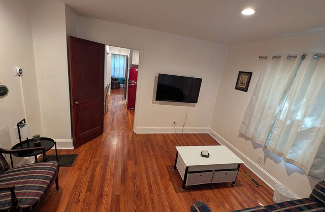 Plaid Pad - Stylish Modern Couples Retreat 12 mins to Airport & Downtown