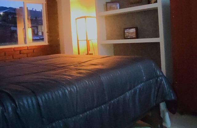 Pleasant 3-bedroom apartment. Business or family stay. 10 minutes from TM.