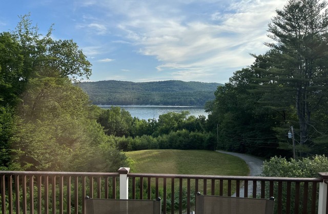 Pleasant Lake Escape: 3BR Home with Panoramic Views