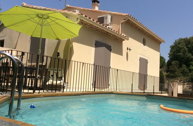 Pleasant villa at the foot of the ventoux with pool, near a lake