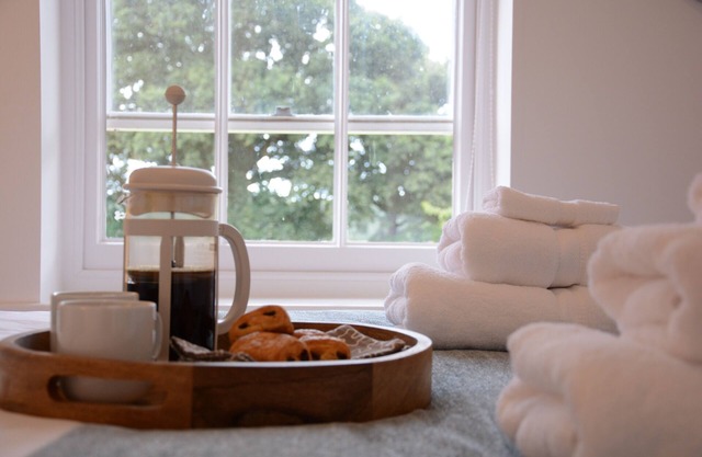 PLOUGHMAN'S GREEN, BLYTHVIEW, family friendly, with pool in Southwold