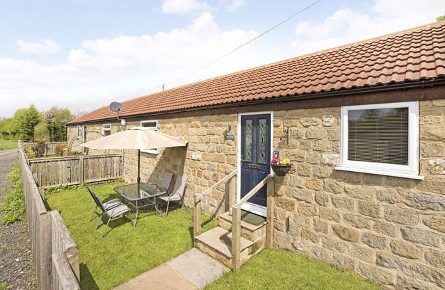 PLUM COTTAGE, with a garden in Knaresborough