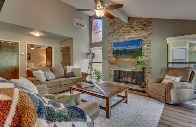 Plumas Pines Escape - Golf Views + Coffee Bar + Games + Family Friendly