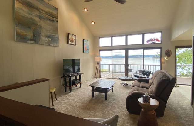 PNW MCM 155ft Private Waterfront Gem on Raft Island w/Hot Tub by RedAwning
