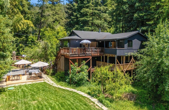 Point of View~NEW Family Friendly Escape! Private Dock! w/Hot Tub, Pups, WiFi