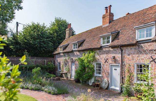 Pond Cottage - 5 bedroom holiday home, lovely gardens