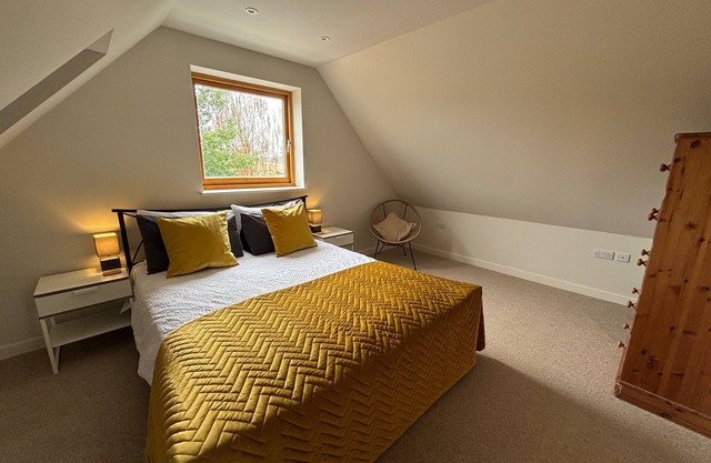 Pond View Loft - Sleeps 2 - Pet Friendly