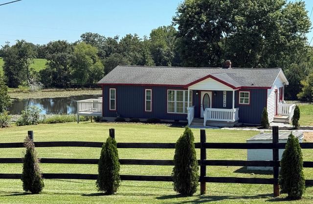 Pond View provides a quiet privacy just 8 minutes from the airport.