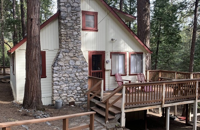 Pondering Pines Cabin/Quiet/Lake Membership/Walk to town/Original 1937 Cabin