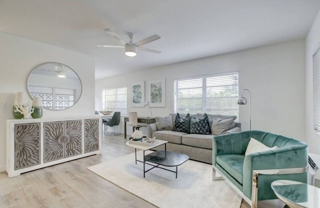 Pool Access ~ Free Parking ~ Smart TV ~ Wifi