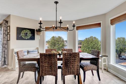 Pool and Dock Access Lakefront Hot Springs Condo!