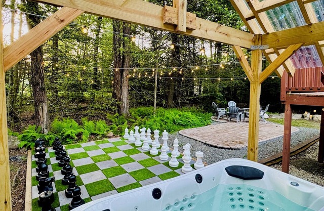 Pool/Lake ~ Poconos ~ Spacious 5BR 3Bath House ~ Fire Pit ~ Hot Tub ~ Game room