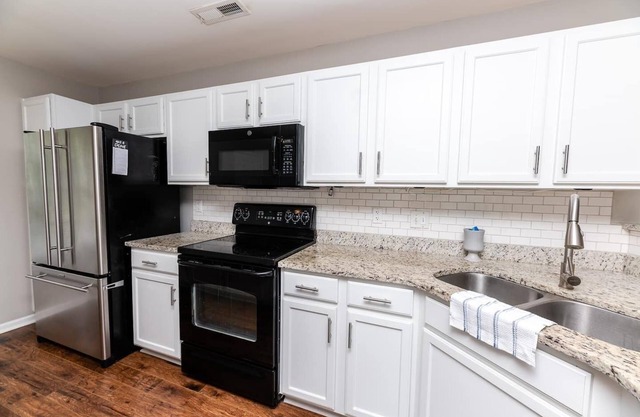 Pool Table, Spacious 3 Story, 4 bedroom Dwelling