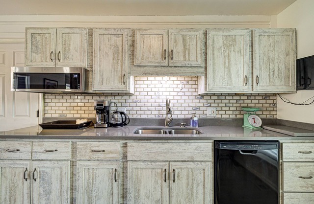 Poolside Delight: 3 BR, 2 BA House in Wilmington, Sleeps 8