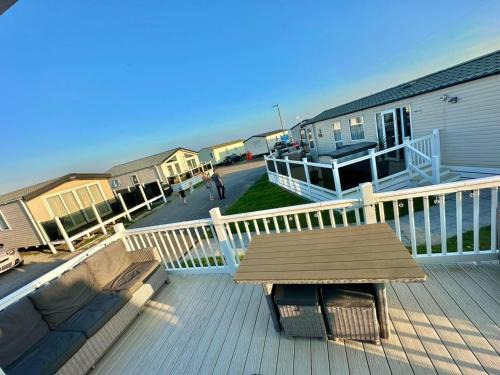 Poplars 33, 3 Bedroom Luxury Caravan Trecco Bay Porthcawl