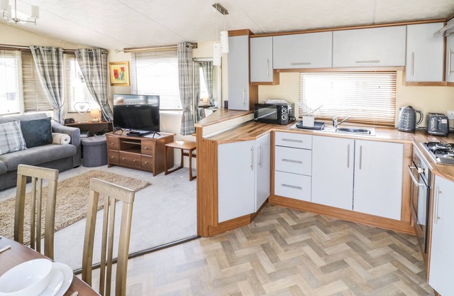 POPPY LODGE, pet friendly, with a garden in Stratford-Upon-Avon