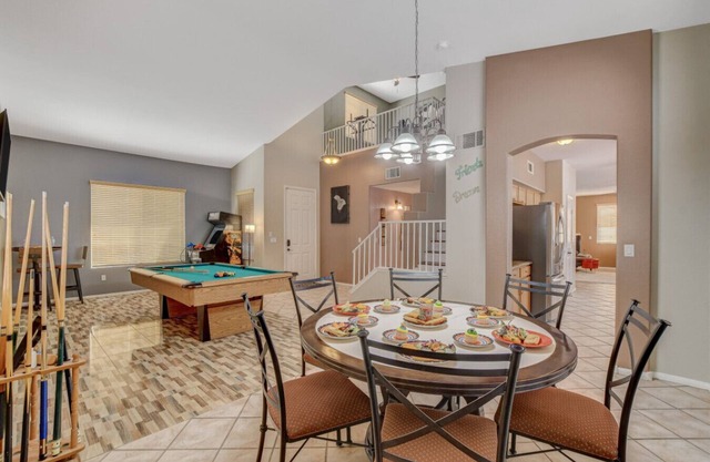 Popular Pool Table-Pinball-BarBQ-6 beds,1 bed 1 bath down