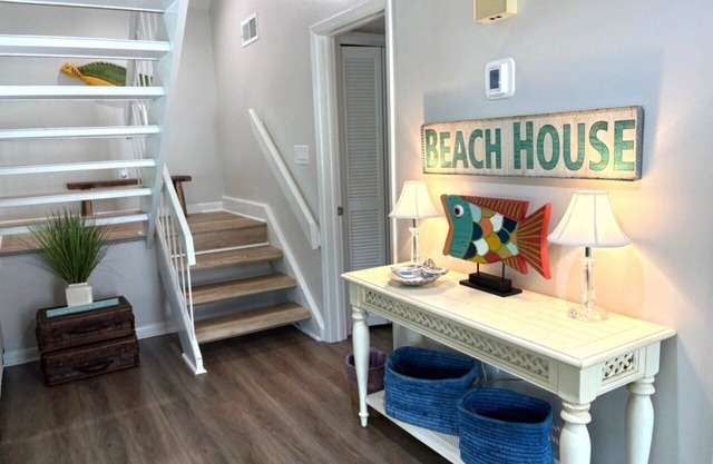 Popular Spinnaker Beach House! Close to Beach! Amenity Cards!