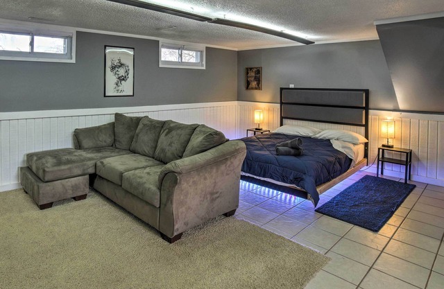 Portage Studio: 11 Miles to Indiana Dunes!