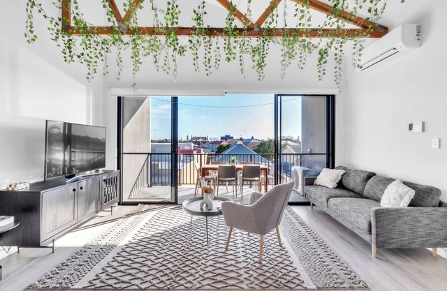 Portside Paradise - Steps away from the Port