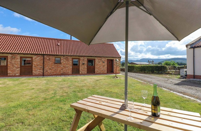 POTTOWE COTTAGE, pet friendly, character holiday cottage in Stokesley