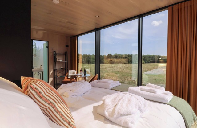 Pound Farm Mirror Houses: Meadow ÖÖD