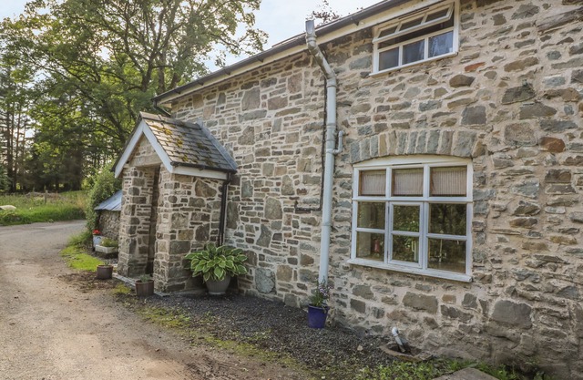 PREACHER'S COTTAGE, pet friendly, with hot tub in Llanbadarn Fynydd