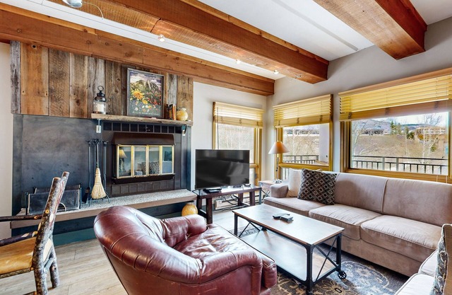 Premier condo walkable to lifts with fireplace, steam room, & on-site dining