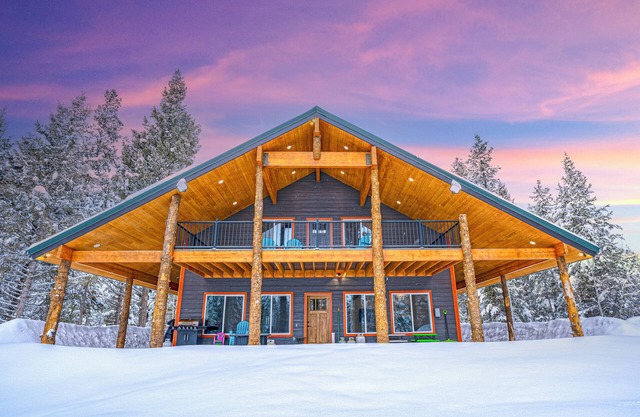 Premier Island Park Retreat - 6 BR, Climbing Wall, Game Room, Sleeps 15, Garage