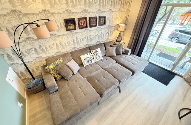 Premium 2-Bedroom Townhouse, Mountain Views & Kingsdown Gold Mattress, Pet Free.