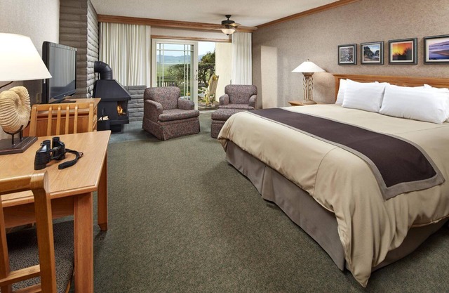 Premium King Coastal View Room w/Fireplace | Short Drive from Hearst Castle